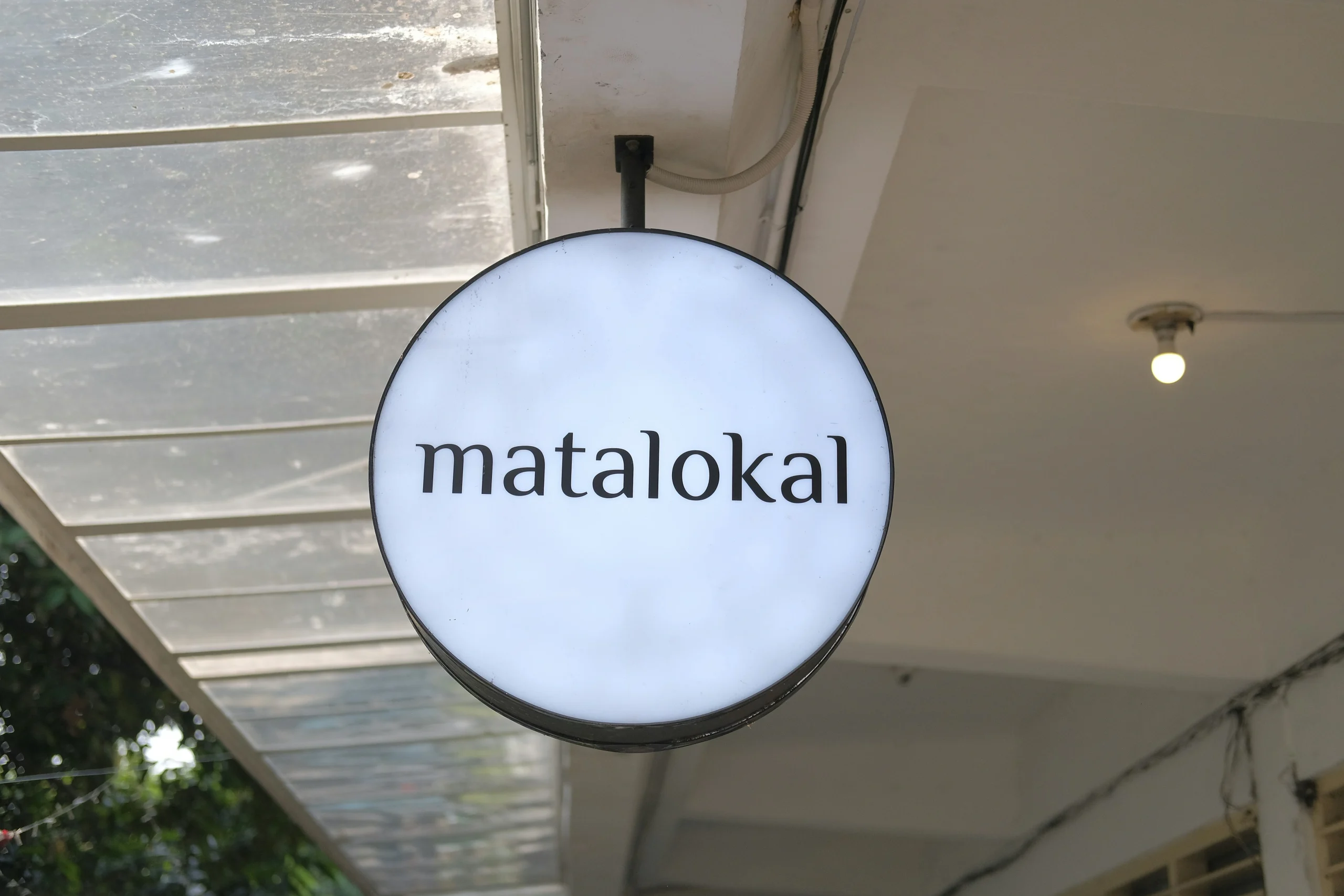 Akrilik putih susu untuk neon box suatu brand lokal