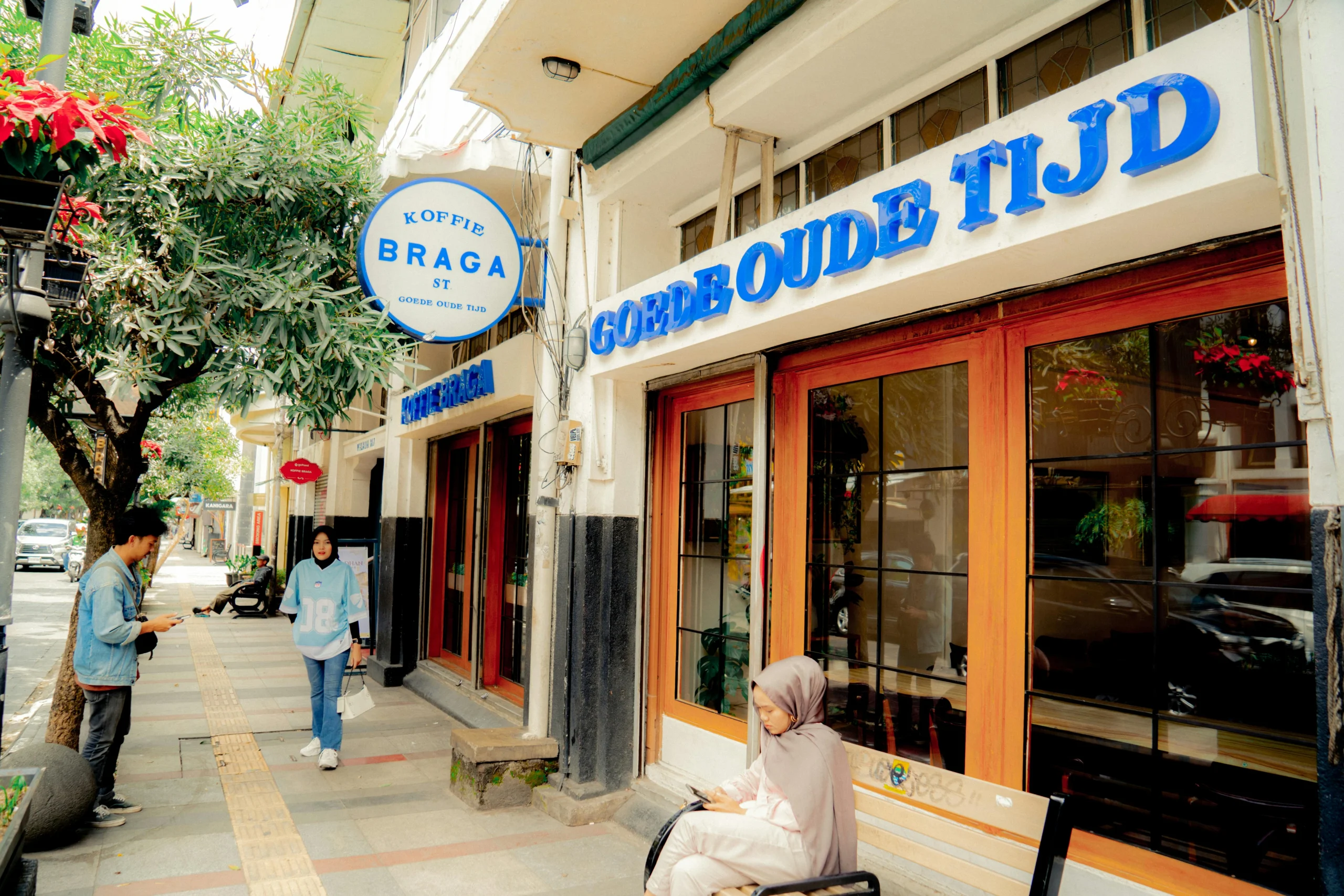 Neonbox yang dipasang di luar ruangan