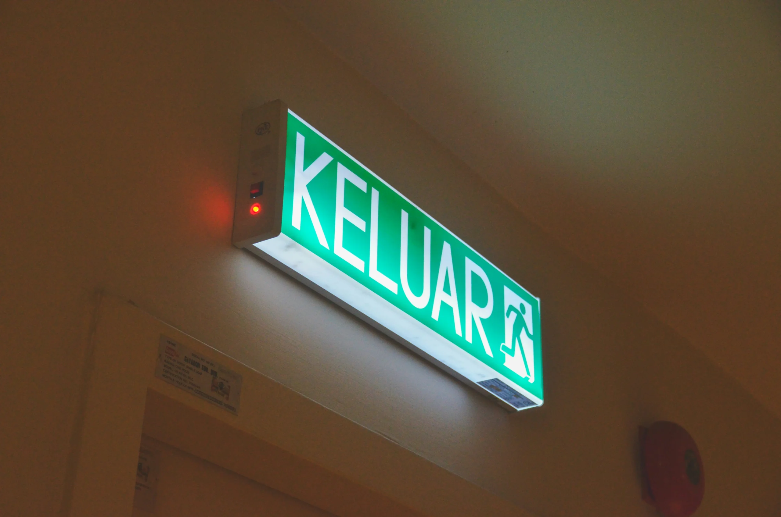 Penanda pintu keluar menggunakan akrilik warna hijau