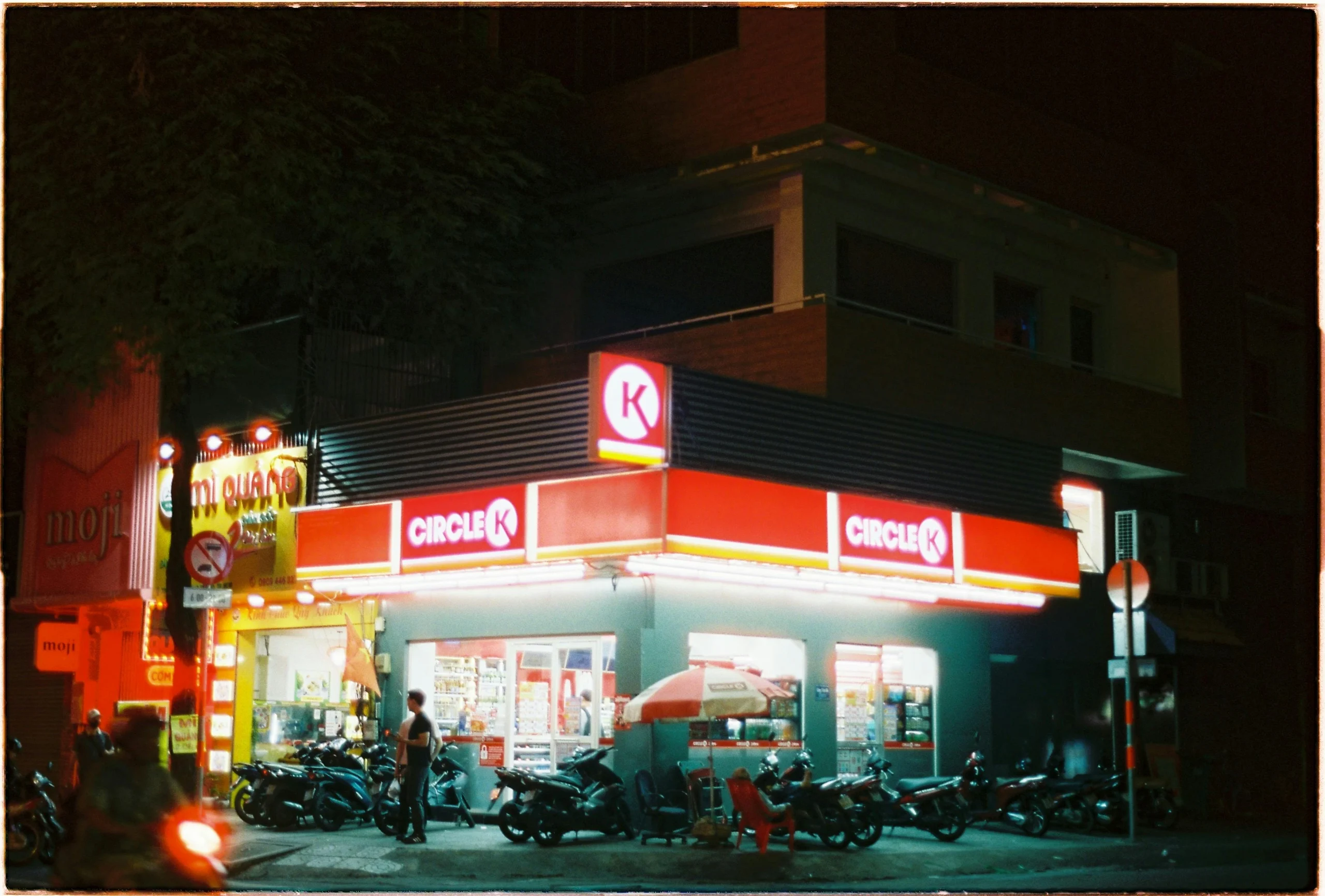 Penggunaan neonbox untuk minimarket