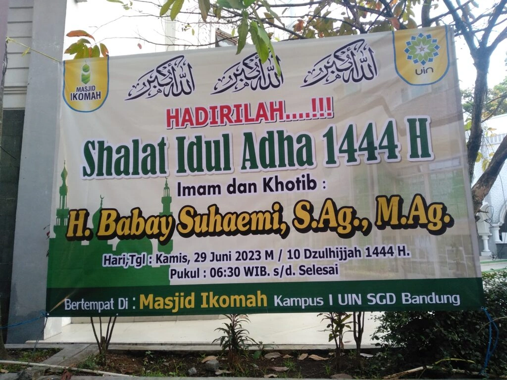 Hijau dan emas sebagai warna banner Idul Adha