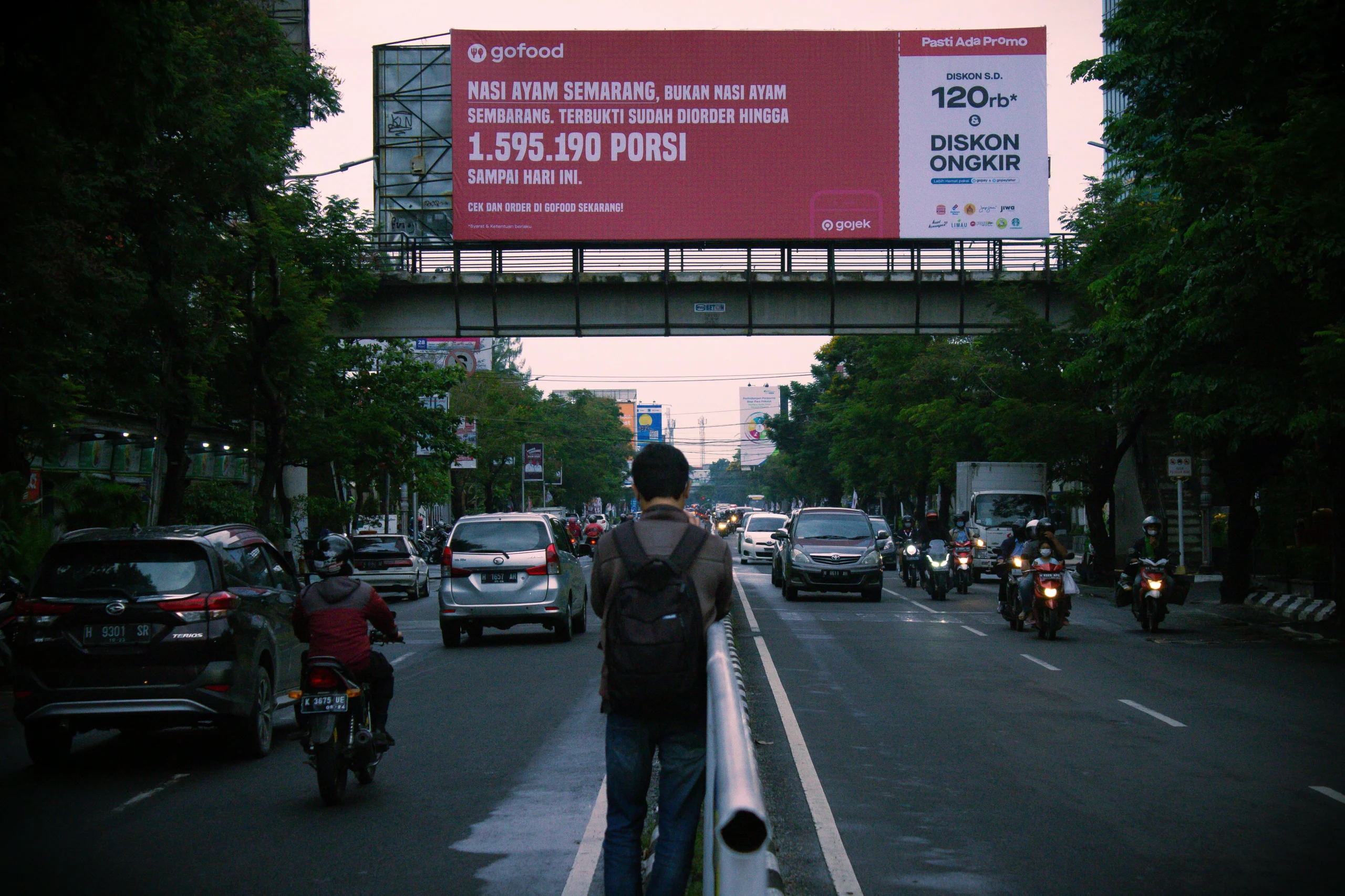 Jalan raya sebagai salah satu titik strategis pasang billboard di Palembang