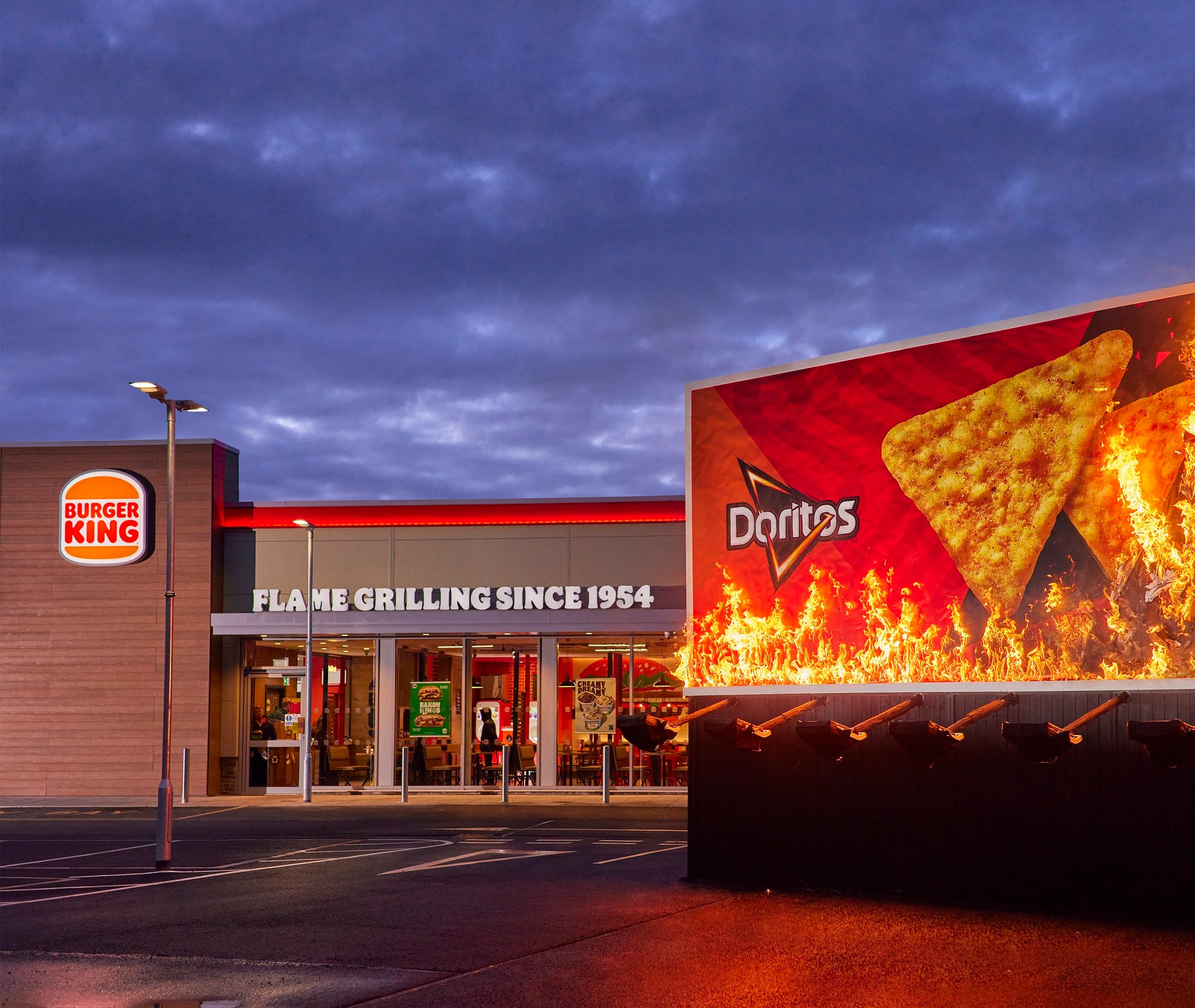 Kampanye co-branding Doritos dan Burger King pada media billboard