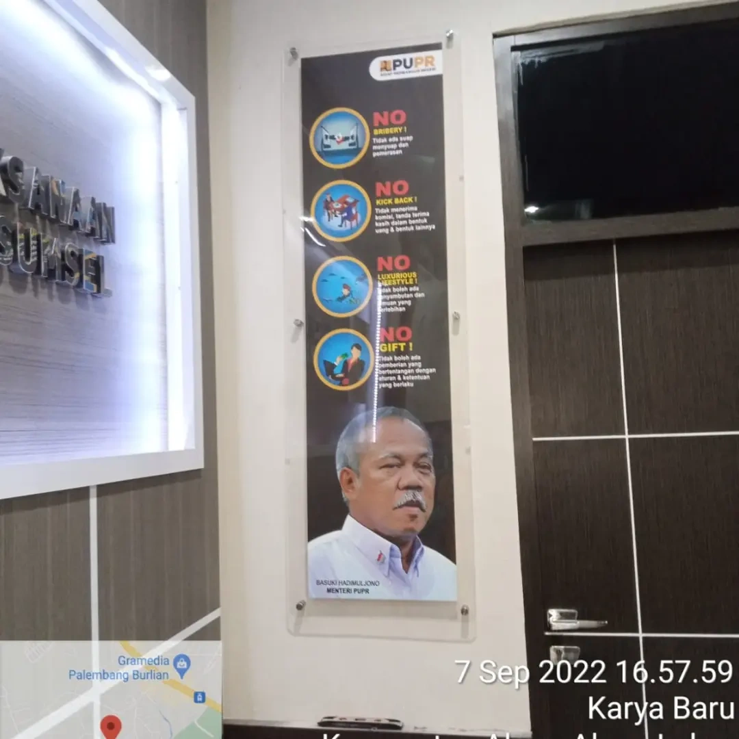 Wall frame kantor berbahan akrilik dari Bonafide Advertising