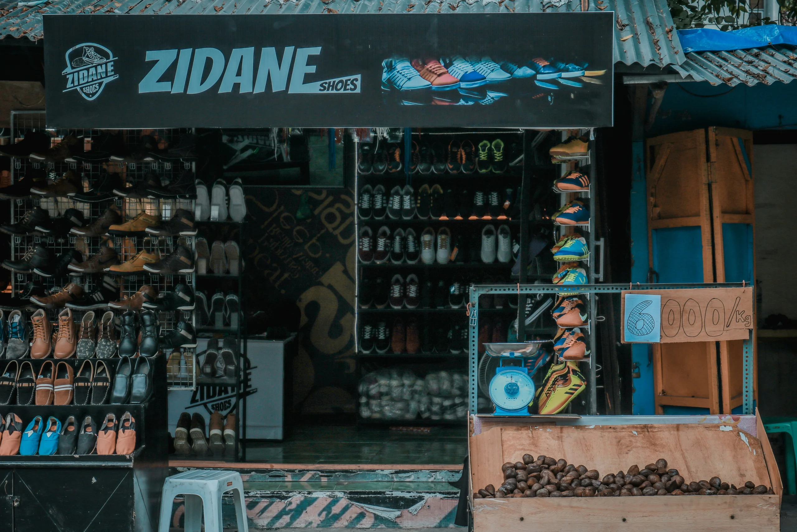 Toko sepatu di pasar termasuk UMKM di Indonesia