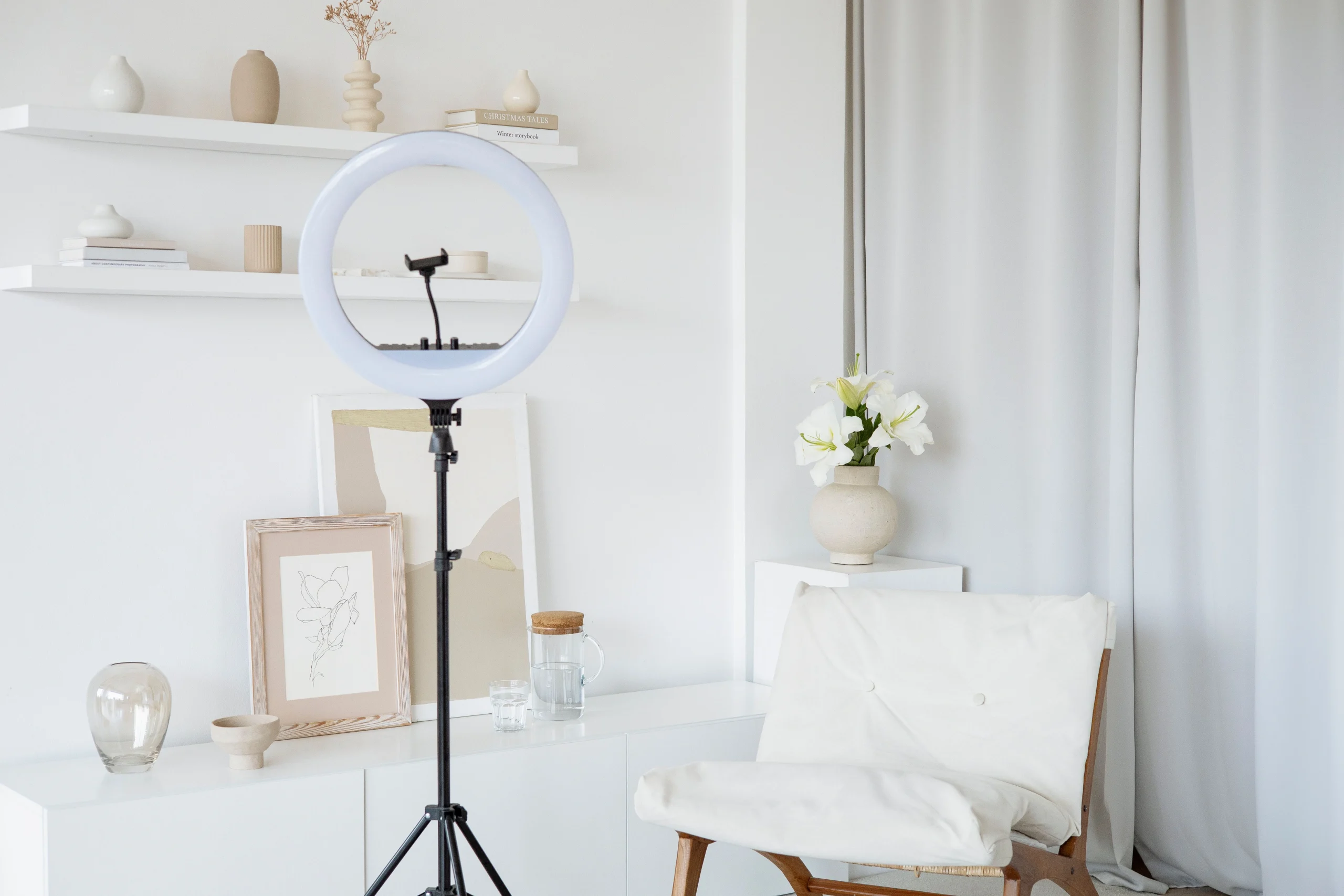 Menyiapkan peralatan dan studio termasuk tips live shopping yang efektif