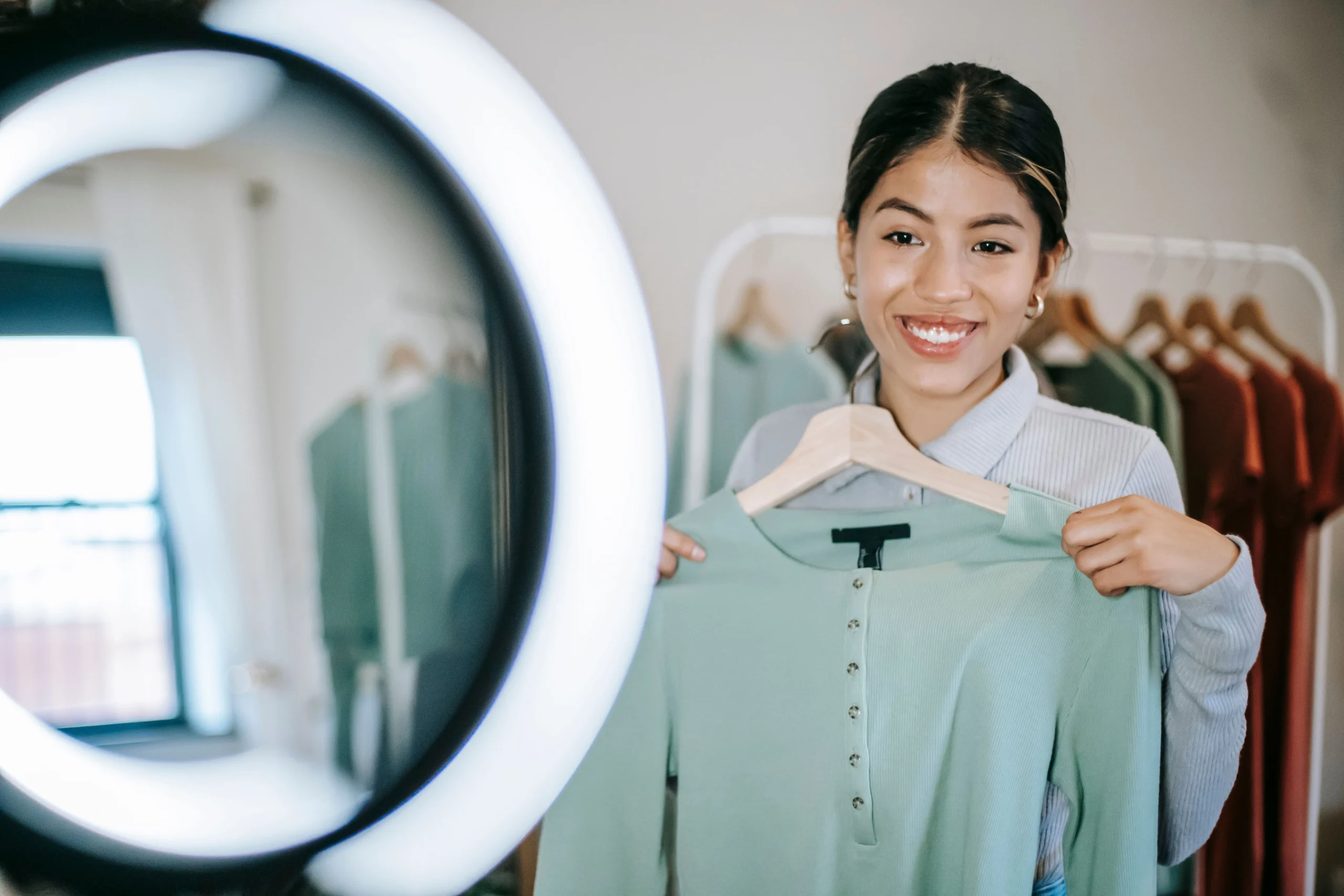 Promosi baju melalui live shopping