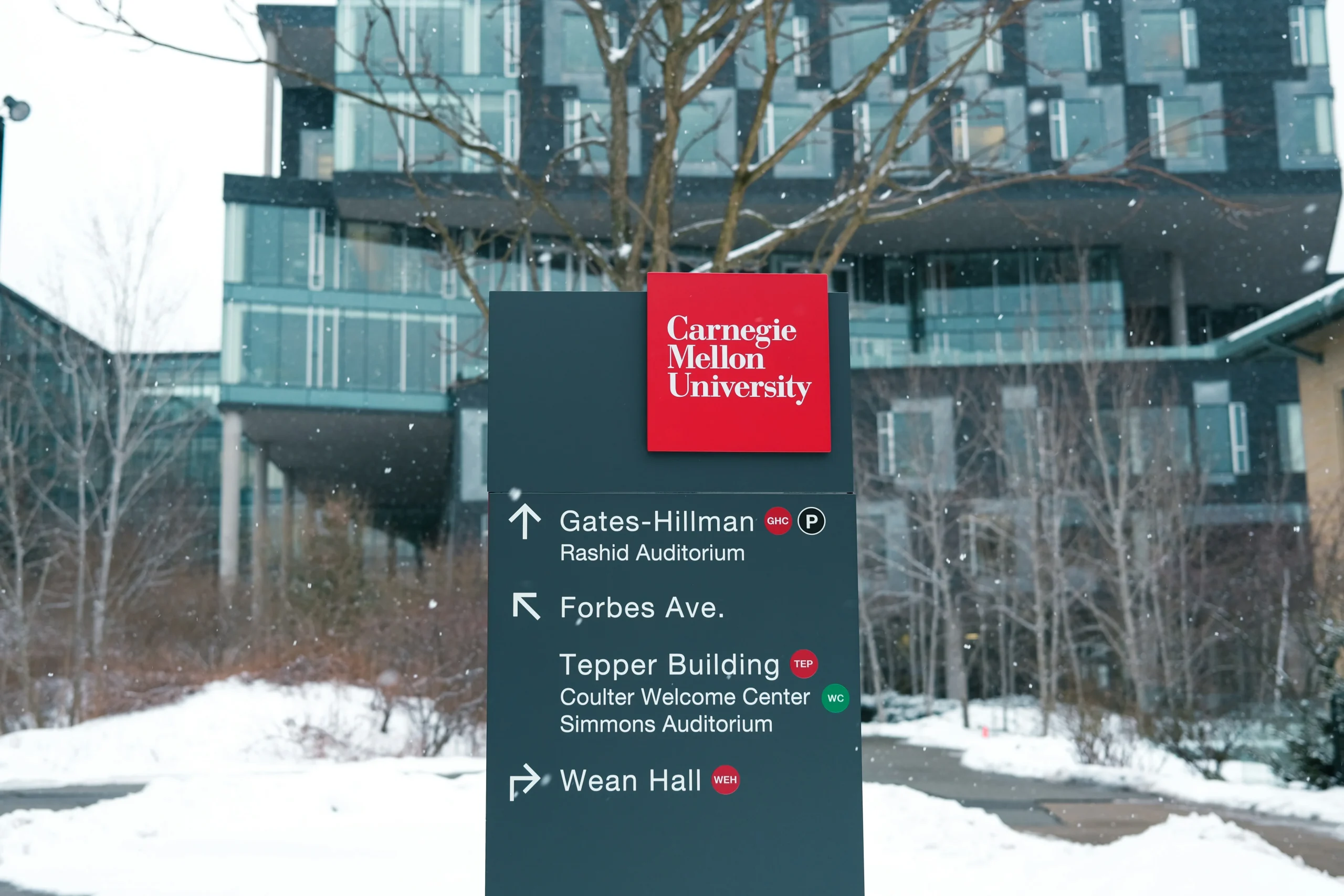directional totem sign di area kampus