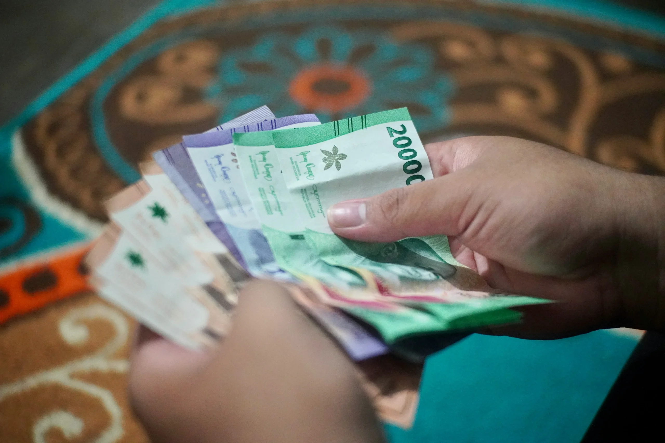 sejumlah uang untuk membayar tagihan ke agen pembayaran online